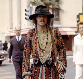 Young hippy with extravagant clothes, London, 1970 (photo)