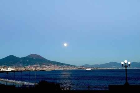 Vue du volca Vésuve à Naples (Golfe de Naples). ©AGN/Farabola/Leemage