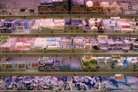 Milan, 06/10/2003. Supermarché italien. Le rayon des produits laitiers. Photo Pomati