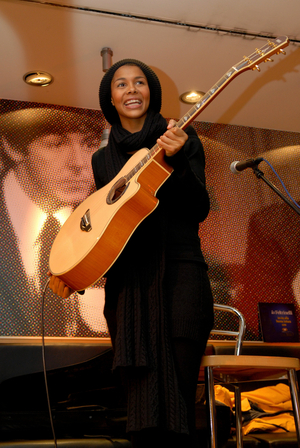 Joy Olasunmibo Ogunmakin aka Ayọ, 2006 (photo)