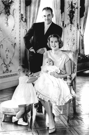 Principaute de Monaco 19/11/1958: le prince Rainier III (Ranieri) de Monaco avec sa femme Grace Kelly et ses enfants.  