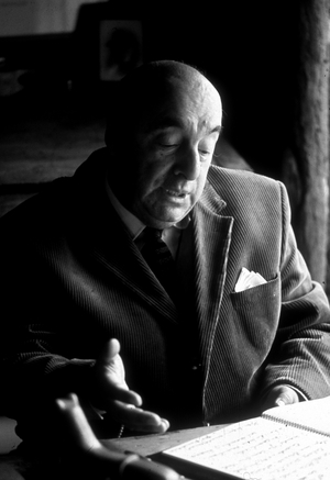 Pablo Neruda dans sa maison à l'Ile Noire (isla negra) , Chili, 1972.©Jovane/Farabola/Leemage