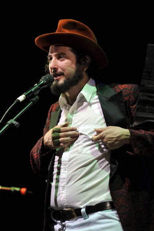 Vinicio Capossela on stage, 2008 (photo)