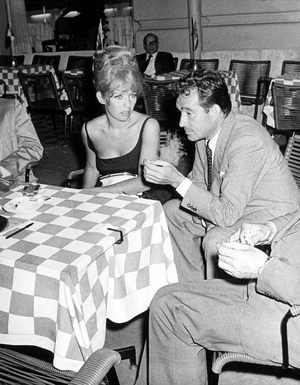 Une soiree chez ""Doney"" : Ugo Tognazzi et Annette Stoyberg. Rome. 
