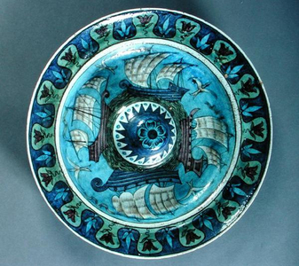 Charger, decorated in Persian colours with ships and seagulls (ceramic)