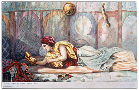 Femme arabe allongee dans un harem de Tanger, Maroc, 1900. ©Fototeca/Leemage