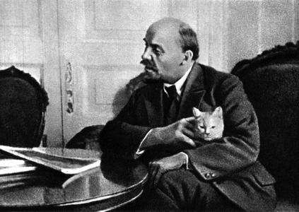 Portrait of Lenine (1870-1924), in his apartment in Kremlin, fall, 1920 (photo)