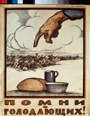 Rappelez vous de la faim ! (Une main pointe du doigt une foule d'affames, en guenilles, marchant vers une miche de pain et une assiette de soupe) - Remember the Hungry ! (Poster) - Affiche de Ivan Vasilievich Simakov (1877-1925), lithographie, 1921 - Art russe, 20e siecle, propagande sovietique - State Museum of Revolution, Moscou