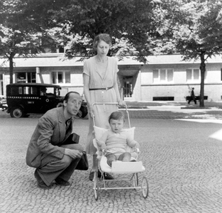 Vladimir and Vera Nabokov and their son, Dmitri, 1935 (photo)