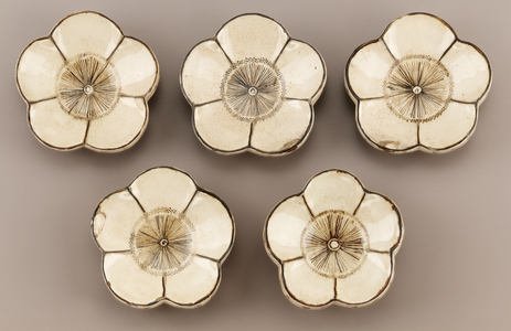 Saucer in form of plum blossom, Kyoto, Kyoto-fu, Edo period (ceramic)