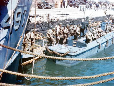 United States Army troops boarding a Landing Craft Infantry (LCI) at Weymouth, Southern England, 5th June 1944 (photo)