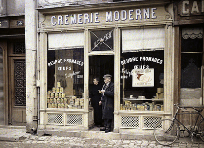Couple on the doorstep of Le Foll dairy, Reims, Marne, France, 1917 (autochrome)