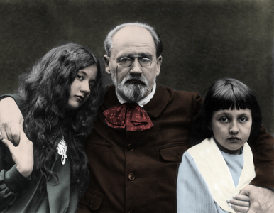 Émile Zola with his daughters, Denise and Jacques at his house in Verneuil-sur-Seine (photo)