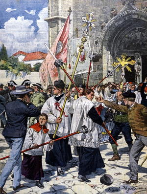 Troubles en Espagne: une procession religieuse est attaquée par un groupe de libéraux et de carlistes à Gijon (Asturies). Illustration de Beltrame. La Domenica del corriere. 1901.