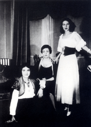 Portrait of singer Maria callaswith her mother, 1940 (photo)
