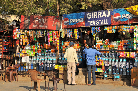 India, Rajasthan, Pushkar : Drink seller (photo)