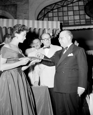 THE ACTRESS JEAN SIMMONS WITH THE MINISTER GONELLA AND THE MINISTER GIOVANNI PONTI AT THE XI INTERNATIONAL FILM FESTIVAL IN VENICE LIDO - 1950