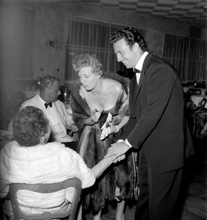 THE JOURNALIST ELSA MAXWELL AT HER PARTY IN VENICE LIDO WITH THE ACTRESS SHELLEY WINTERS AND THE ACTOR ANTHONY FRANCIOSA - 1958
