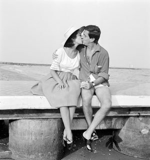 THE COMPOSER LELIO LUTTAZZI AT VENICE LIDO BEACH - 1962