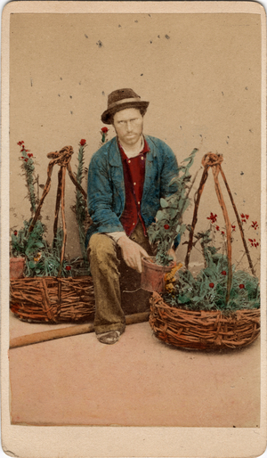 Small metier: portrait of a florist, Venice. 19th century Print on cardboard Dim. 10,5x6 cm