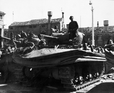 Second World War: Venice, resistance, supporters on a tank.