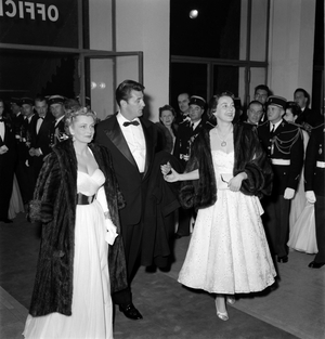 THE ACTOR ROBERT MITCHUM WITH HIS WIFE AT THE INTERNATIONAL FILM FESTIVAL IN CANNES - 1954