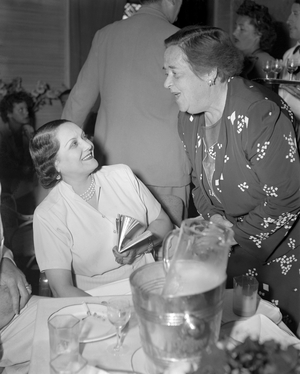 THE Journalist ELSA MAXWELL WITH THE PRINCESS KAPURTALA (Kapurthala) AT VENICE LIDO - 1948