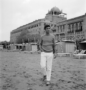 THE ACTOR JEAN CLAUDE (jean-claude) BRIALY AT VENICE LIDO BEACH (espadrilles) - 1964