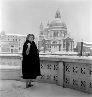 THE OPERA SINGER MARCELLA POBBE IN VENICE (she holds with a snowball) - 1963