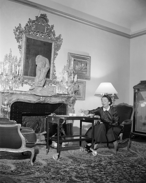 THE POP SINGER DOMINIQUE WALTER AT HER HOME IN PARIS - 1950