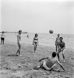 THE HEIRESS SILIA CASABLANCAS AT VENICE LIDO BEACH (playing with a ball) - 1960