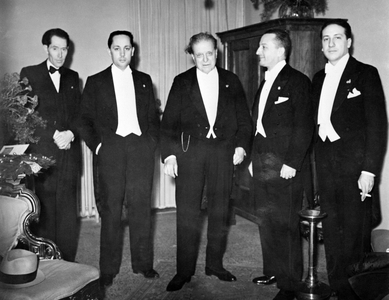 The composer PIETRO MASCAGNI with the director of the theatre of the Fenice Goffredo PETRASSI, the podestate of Venice MARCELLO and the realizer AZZOLENI, venise 1940