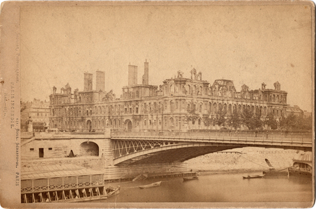 Municipality of Paris (1871): view of the bridge of Arcole and the City Hall fire in Paris around May 1871. Photography Sholier. Dim. 15,3X10,5 cm
