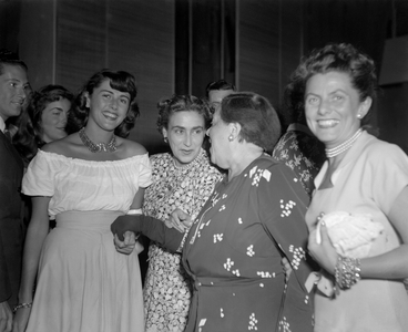 THE Journalist ELSA MAXWELL WITH ANNA MARIA LA BELCHE, WALLY TOSCANINI AND THE COUNTESS TRIPOVICH (Tripovic or Tripovich) AT VENICE LIDO - 1948