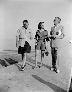 THE DIRECTOR WILLIAM WYLER WITH HIS WIFE AND THE DIRECTOR, ACTOR VITTORIO DE SICA AT VENICE LIDO BEACH - 1951