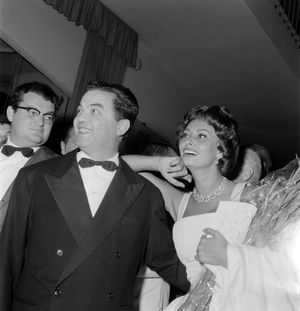 THE DIRECTOR OF THE XIX INTERNATIONAL FILM FESTIVAL FLORIS LUIGI AMMANNATI WITH THE ACTRESS SOPHIA (Sofia) LOREN AT VENICE LIDO - 1958