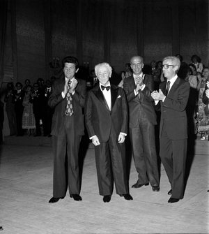 Pianist ARTHUR RUBINSTEIN with the Mayor of Venice MARIO RIGO receives the “UNA VITA PER LA MUSICA” cup at the Fenice Theatre in Venice in 1979