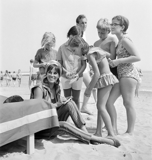 THE ACTRESS ANTONELLA LUALDI AT VENICE LIDO BEACH - 1961 (she signs autographs to young fans)