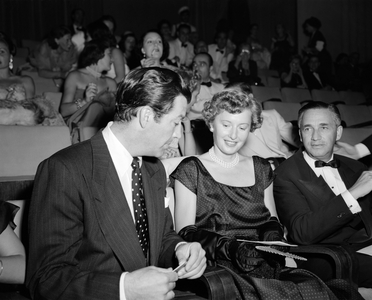 THE ACTOR AND DIRECTOR ROBERT TAYLOR WITH HIS WIFE, THE ACTRESS BARBARA STANWYCK AND THE DIRECTOR AND PRODUCER MERVIN LE ROY (LEROY) AT THE XI INTERNATIONAL FILM FESTIVAL IN VENICE LIDO - 1950