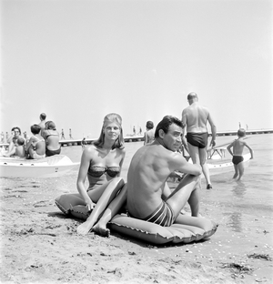 THE ACTOR WALTER CHIARI WITH MALISE MANZIES AT VENICE LIDO BEACH - 1964