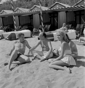 THE ACTRESS YVONNE MONLAUR WITH THE DIRECTOR LEONIDE MOGUY AND THE ACTOR ALAIN CUNY AT VENICE LIDO BEACH - 1958