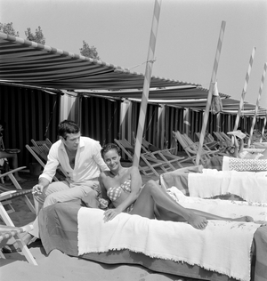THE ACTOR PAUL GUERS WITH THE ACTRESS ALIDA VALLI AT VENICE LIDO BEACH - 1961