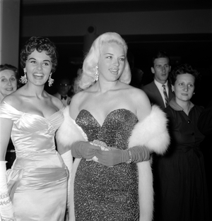 THE ACTRESS DIANA DORS WITH THE ACTRESS EUNICE GAYSON AT THE XVI INTERNATIONAL FILM FESTIVAL IN VENICE LIDO - 1950