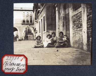 Venice, portraits of a group of children, sitting on the sidewalk. sd Photography Dim. 11,3X9 cm