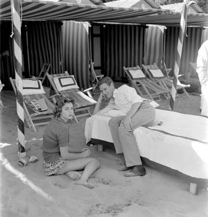 THE ACTRESS LORELLA DE LUCA WITH THE COUNT GIOVANNI VOLPI AT VENICE LIDO BEACH - 1958
