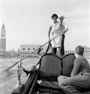 THE OPERA SINGER GLORIA DAVY WITH HER HUSBAND IN GONDOLA - VENICE - 1960