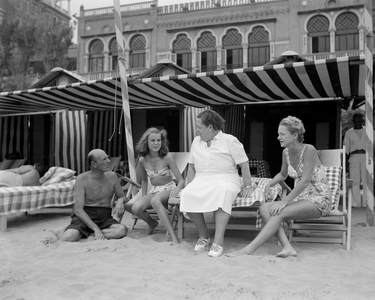 THE JOURNALIST ELSA MAXWELL WITH DAPHNE KANE SALMONA, RITA KANE SALMONA AND RICCARDO SALMONA AT VENICE LIDO BEACH - 1948