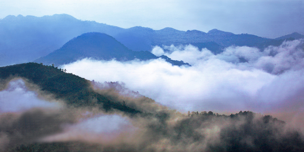 Laos, northern province, Muang La district, mountains in the clouds (photo)