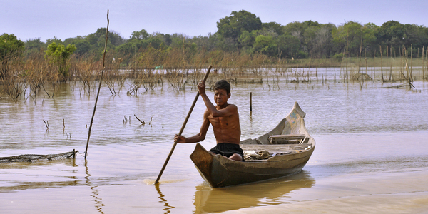 Pirogue on Tonle Sap Lake, Cambodia (photo)