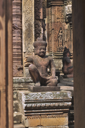 Statues, Banteay Srei Hindu temple, Angkor site, Cambodia (photo)